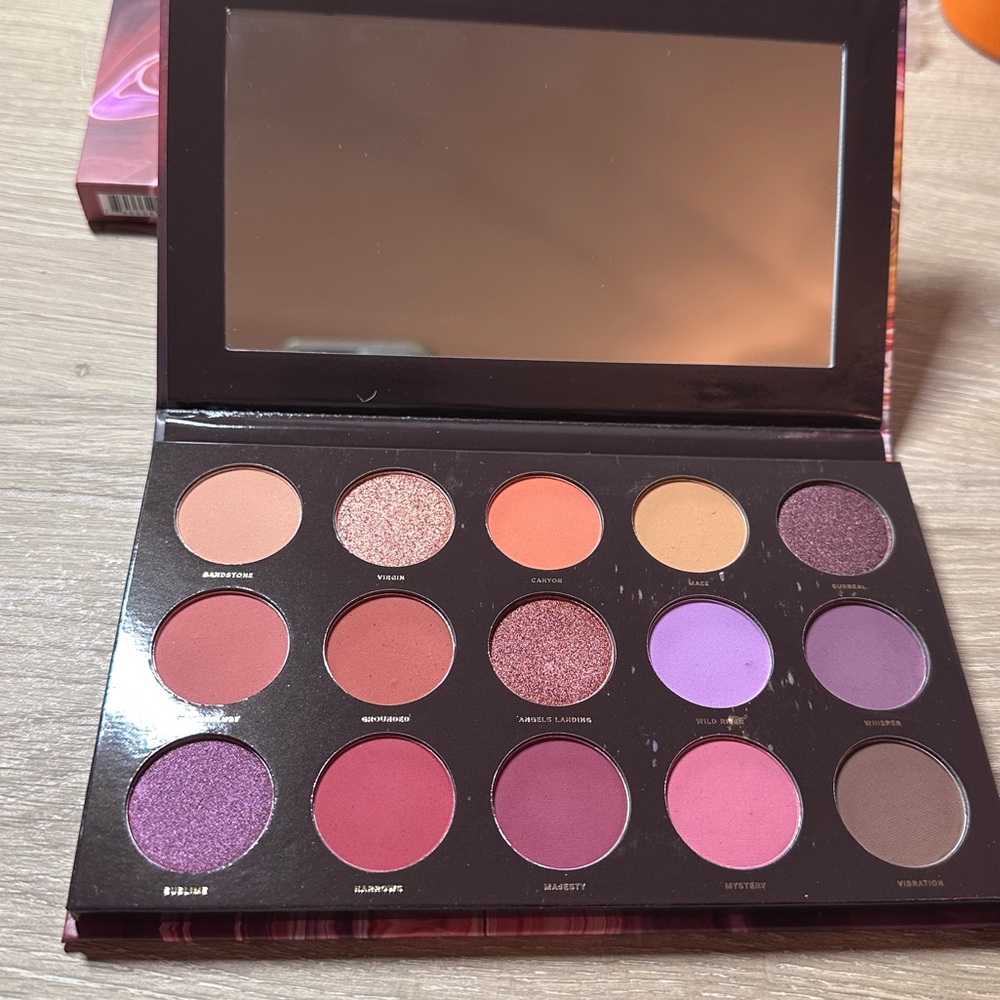 Hipdot Pressed Pigment “Zion” Eyeshadow Palette with 15 Shades Brand New